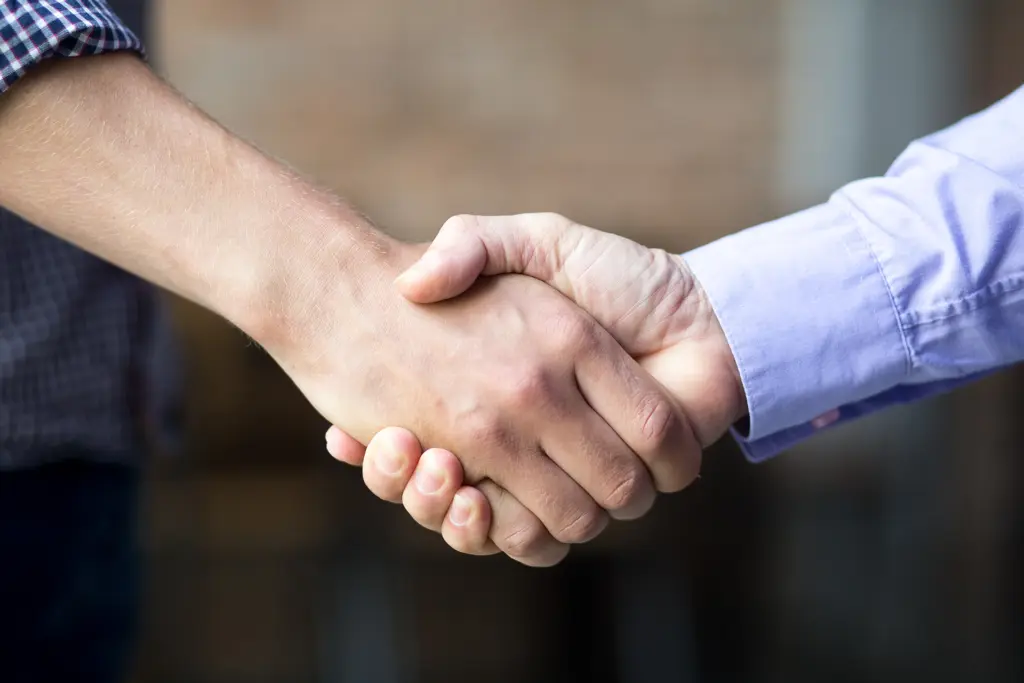 standing-office-yoga-workout-workout Handschlag zwischen zwei Geschäftspartnern