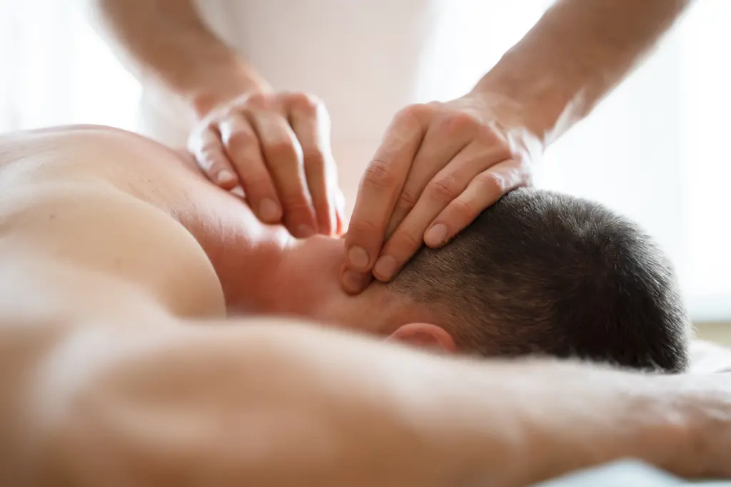 standing-office-yoga-workout-workout Nacken- und Schultermassage an einer liegenden Person