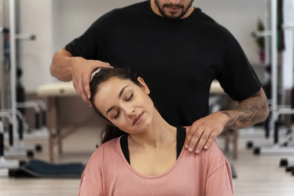 standing-office-yoga-workout-workout Thai-Massage: Dehnung von Nacken und Schulter im Sitzen