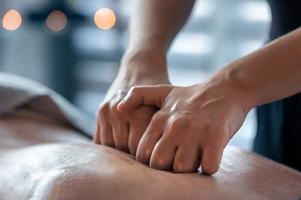 standing-office-yoga-workout-workout Tiefengewebsmassage mit kräftigem Druck am unteren Rücken