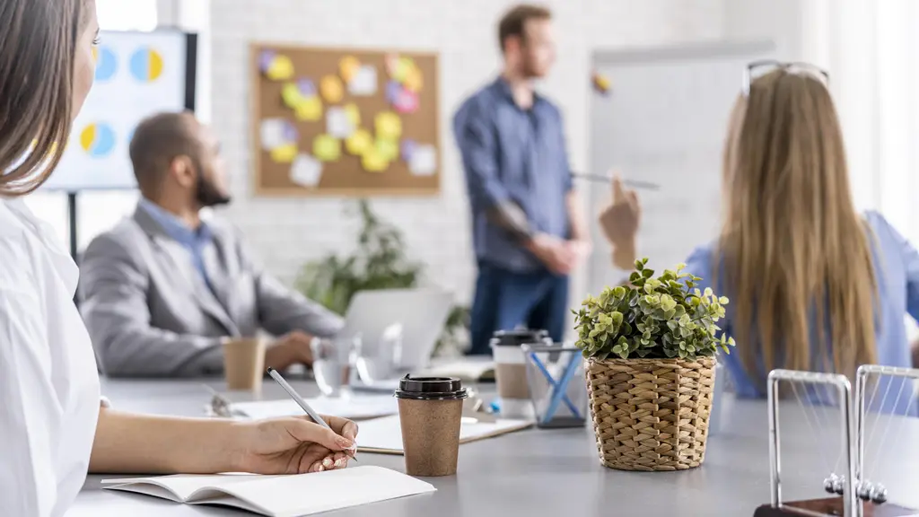 standing-office-yoga-workout-workout Vortrag vor einem kleinen Team im Besprechungsraum
